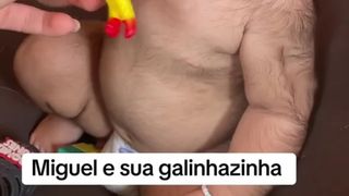 El este cel mai păros bebeluș. La doar un an, micuțul are mai mult păr pe corp decât majoritatea bărbaților adulți. „Arată de parcă are 35 de ani”