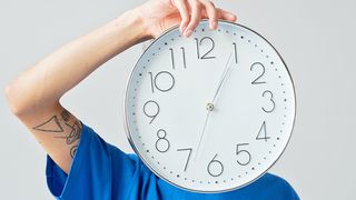 C&acirc;nd trece Rom&acirc;nia la ora de iarnă &icirc;n 2023?