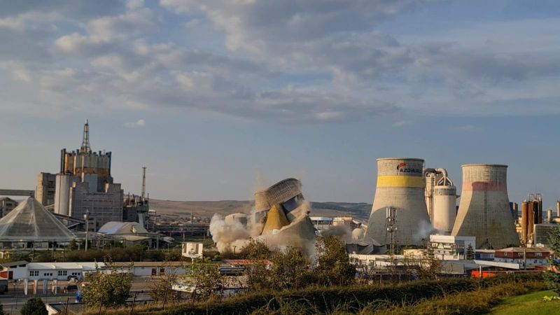 Explozie spectaculoasă la combinatul Azomureș. Un turn industrial de 50 de metri a fost detonat cu dinamită