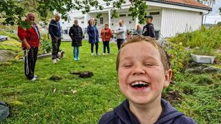 Descoperirea incredibilă a unei familii din Norvegia. Au găsit în curtea casei o comoară vikingă veche de 1.000 de ani. Totul a început după ce unul dintre membrii a pierdut un cercel de aur