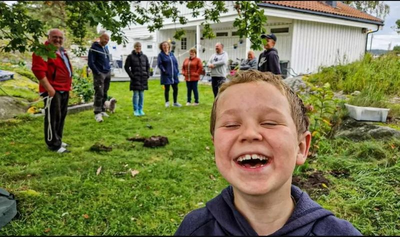 Descoperirea incredibilă a unei familii din Norvegia. Au găsit în curtea casei o comoară vikingă veche de 1.000 de ani. Totul a început după ce unul dintre membrii a pierdut un cercel de aur