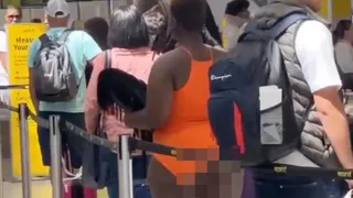 O femeie a ajuns &icirc;n centrul atenției după ce a venit aproape goală &icirc;n aeroport. Cu ce era &icirc;mbrăcată pasagera? &bdquo;Nu este corect&rdquo;