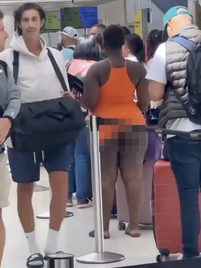 O femeie a ajuns în centrul atenției după ce a venit aproape goală în aeroport. Cu ce era îmbrăcată pasagera? „Nu este corect”