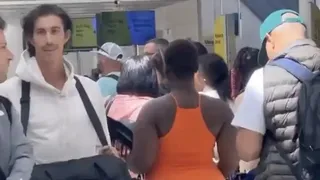 O femeie a ajuns &icirc;n centrul atenției după ce a venit aproape goală &icirc;n aeroport. Cu ce era &icirc;mbrăcată pasagera? &bdquo;Nu este corect&rdquo;