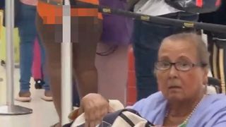 O femeie a ajuns &icirc;n centrul atenției după ce a venit aproape goală &icirc;n aeroport. Cu ce era &icirc;mbrăcată pasagera? &bdquo;Nu este corect&rdquo;