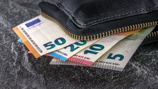 Se dau bani în luna octombrie. Sute de mii de angajații din România primesc 1.500 de lei în plus pe card