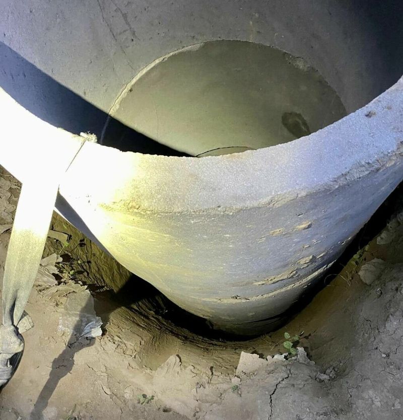 Intervenție a pompierilor în cazul unui cățel, care a căzut în canalul săpat pentru o fântână, de circa 4 metri adâncime