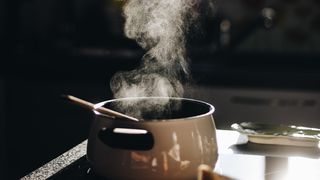 O femeie s-a ales cu toxiinfecție alimentară după ce a făcut o greșeală des &icirc;nt&acirc;lnită &icirc;n bucătărie