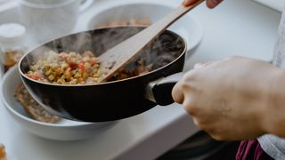 O femeie s-a ales cu toxiinfecție alimentară după ce a făcut o greșeală des întâlnită în bucătărie