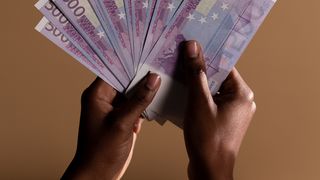 Conform cotațiilor de vineri, euro s-a aflat la nivelul de 4.9746 lei