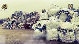 Mafia gunoaielor. Peste 1.500 de tone de deșeuri au fost introduse ilegal &icirc;n Rom&acirc;nia, sub pretextul reciclării. Capul mafiei gunoaielor, Bogdan Macra, a fost capturat pe aeroport