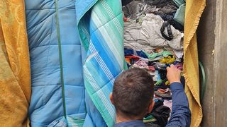 Mafia gunoaielor. Peste 1.500 de tone de deșeuri au fost introduse ilegal &icirc;n Rom&acirc;nia, sub pretextul reciclării. Capul mafiei gunoaielor, Bogdan Macra, a fost capturat pe aeroport