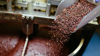 Veste proastă pentru iubitorii de ciocolată. Cel mai popular desert din lume ar putea &icirc;nregistra o nouă scumpire record. Cu ce probleme se confruntă producătorii