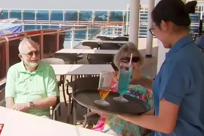 Povestea unui cuplu de pensionari care a locuit 18 luni pe un vas de croazieră. Au planificat deja 51 de călătorii. „Este mai ieftin decât o casă de bătrâni”