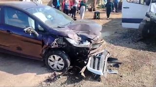 Accident rutier &icirc;ntre un microbuz cu copii și un autoturism, pe DN 54. Trei copii au fost răniți. A fost activat Planul Roșu de Intervenție