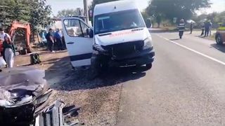 Accident rutier &icirc;ntre un microbuz cu copii și un autoturism, pe DN 54. Trei copii au fost răniți. A fost activat Planul Roșu de Intervenție