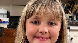 O copilă de 9 ani a dispărut fără urmă în timp ce se plimba cu bicicleta. Micuța se afla în camping cu părinții. A plecat timp de 15 minute și nu s-a mai întors niciodată