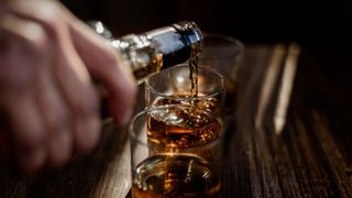 Un rom&acirc;n băut a creat haos &icirc;ntr-un avion, &icirc;nainte ca acesta să pornească spre București. Gestul care i-a &icirc;nfuriat pe oameni: &bdquo;Nu se putea nici deschide, nici &icirc;nchide&rdquo;