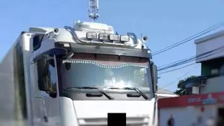 VIDEO- Accident groaznic pe o trecere de pietoni din Buftea. Greșeala pietonului care a fost prins sub roțile unui camion