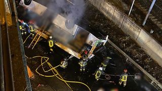 Tragedie &icirc;n Italia. Cel puțin 21 de oameni au murit, după ce un autobuz a căzut &icirc;n gol de pe o pasarelă și a luat foc: &bdquo;O scenă apocaliptică, nu există cuvinte&rdquo;