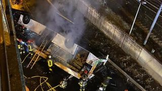 Tragedie &icirc;n Italia. Cel puțin 21 de oameni au murit, după ce un autobuz a căzut &icirc;n gol de pe o pasarelă și a luat foc: &bdquo;O scenă apocaliptică, nu există cuvinte&rdquo;