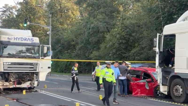 Impact devastator în Timișoara. Un bărbat a murit după o coliziune între 2 autoturisme și 2 TIR-uri. Polițiștii au deschis un dosar penal