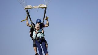 Sport extrem la mai bine de 100 de ani. O bătrânică care a împlinit vârsta remarcabilă de 104 ani, a sărit cu parașuta de la 13.500 de metri. Își dorește să stabilească un nou record