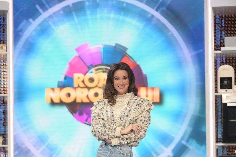 "Roata Norocului" revine duminica aceasta cu un sezon plin de surprize și umor! Connect-R și Johny Romano deschid noul sezon, în stil italian