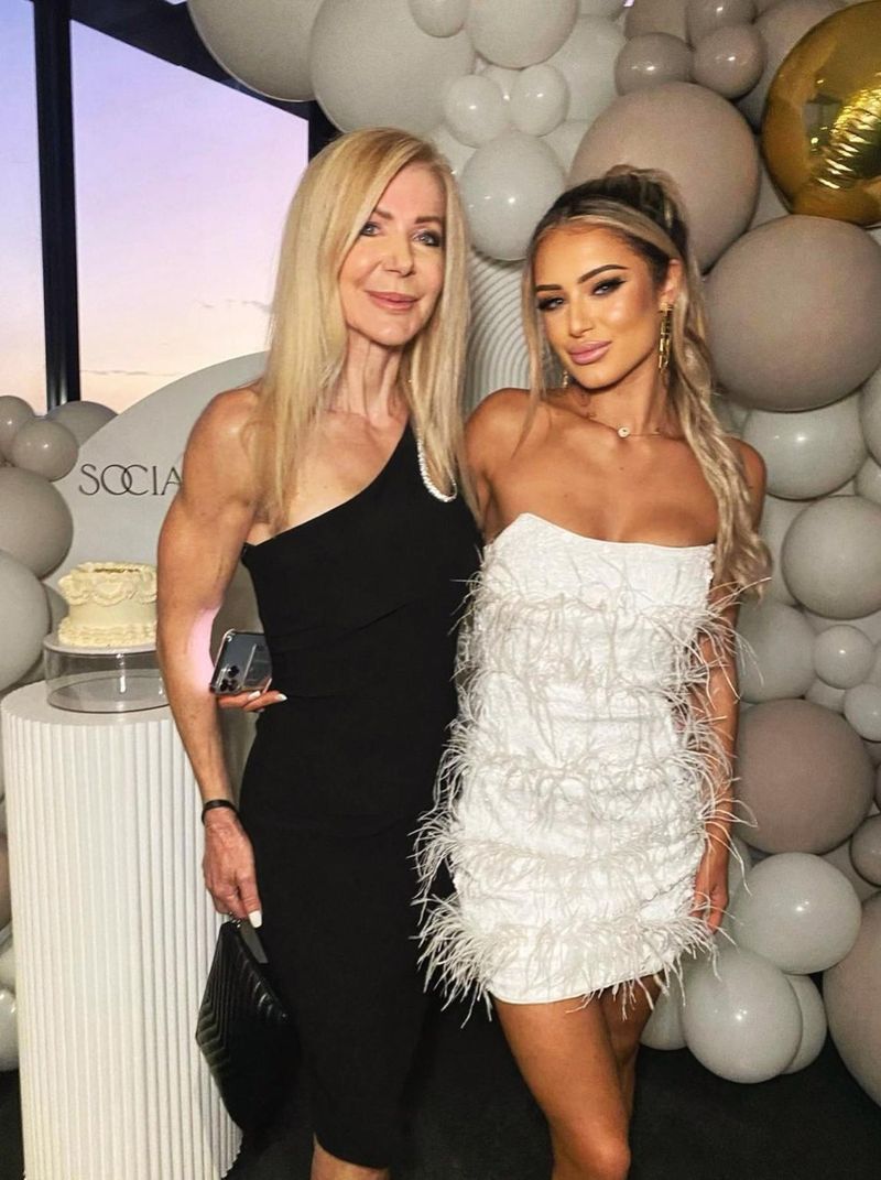 Nu pot face diferența dintre ele. Bunica, fiica și nepoata arată de parcă ar avea aceeași vârstă. „Sunt șocați”