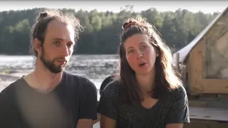 &bdquo;Viața este perfectă&rdquo;. Ei sunt tinerii care au renunțat la viața de oraș și trăiesc &icirc;ntr-un cort plutitor. Cum e să locuiești &icirc;ntr-un cort care plutește pe apă?