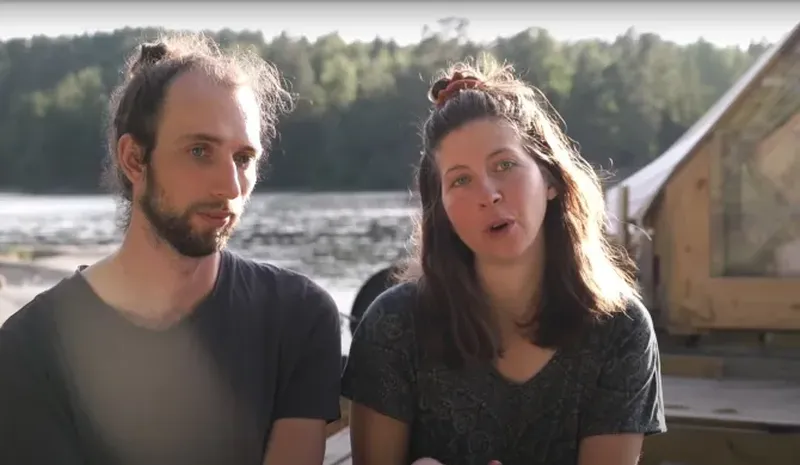 „Viața este perfectă”. Ei sunt tinerii care au renunțat la viața de oraș și trăiesc într-un cort plutitor. Cum e să locuiești într-un cort care plutește pe apă?