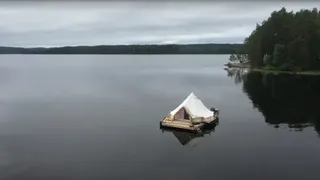 &bdquo;Viața este perfectă&rdquo;. Ei sunt tinerii care au renunțat la viața de oraș și trăiesc &icirc;ntr-un cort plutitor. Cum e să locuiești &icirc;ntr-un cort care plutește pe apă?