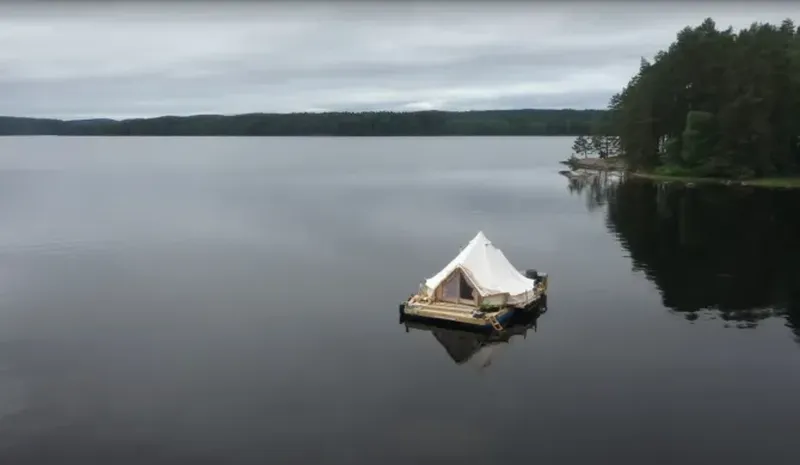 „Viața este perfectă”. Ei sunt tinerii care au renunțat la viața de oraș și trăiesc într-un cort plutitor. Cum e să locuiești într-un cort care plutește pe apă?
