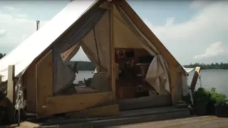 &bdquo;Viața este perfectă&rdquo;. Ei sunt tinerii care au renunțat la viața de oraș și trăiesc &icirc;ntr-un cort plutitor. Cum e să locuiești &icirc;ntr-un cort care plutește pe apă?