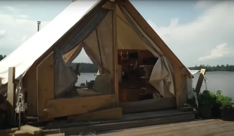 „Viața este perfectă”. Ei sunt tinerii care au renunțat la viața de oraș și trăiesc într-un cort plutitor. Cum e să locuiești într-un cort care plutește pe apă?