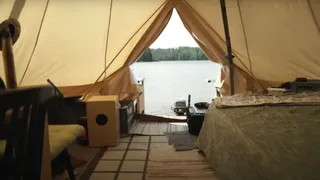 &bdquo;Viața este perfectă&rdquo;. Ei sunt tinerii care au renunțat la viața de oraș și trăiesc &icirc;ntr-un cort plutitor. Cum e să locuiești &icirc;ntr-un cort care plutește pe apă?