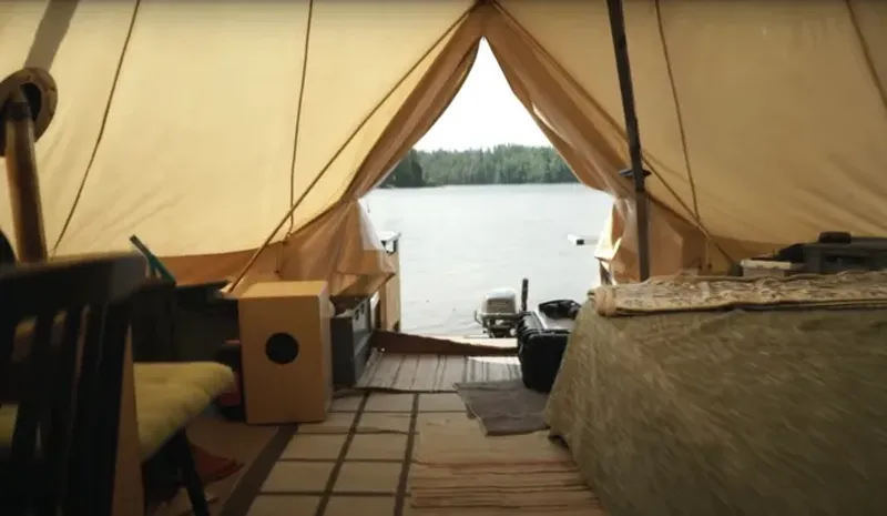 „Viața este perfectă”. Ei sunt tinerii care au renunțat la viața de oraș și trăiesc într-un cort plutitor. Cum e să locuiești într-un cort care plutește pe apă?