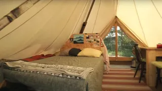 &bdquo;Viața este perfectă&rdquo;. Ei sunt tinerii care au renunțat la viața de oraș și trăiesc &icirc;ntr-un cort plutitor. Cum e să locuiești &icirc;ntr-un cort care plutește pe apă?