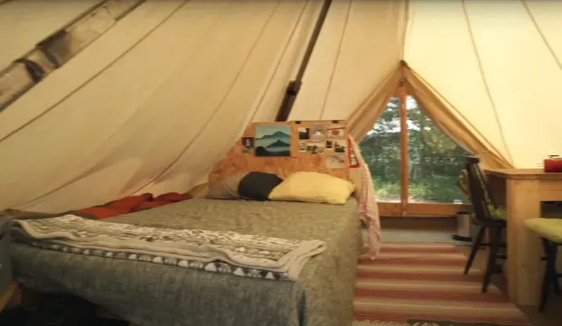 „Viața este perfectă”. Ei sunt tinerii care au renunțat la viața de oraș și trăiesc într-un cort plutitor. Cum e să locuiești într-un cort care plutește pe apă?