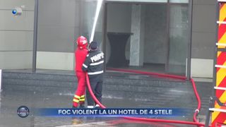 VIDEO - Incendiu puternic la mansarda unui hotel! Flăcările au cuprins o suprafață de aproximativ 1.000 de metri pătrați