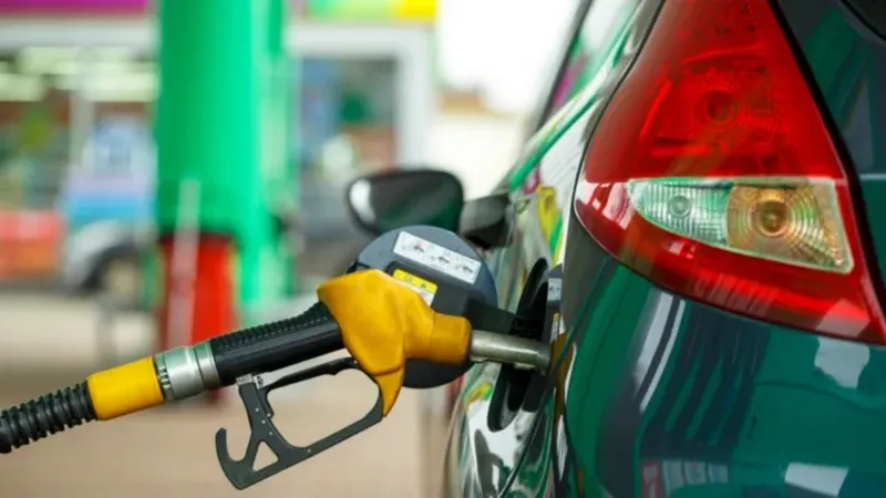 O stație de alimentare din Roman a fost închisă temporar. Șoferii ar fi alimentat cu apă, în loc de carburanți