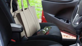 Un autoturism implicat &icirc;ntr-un accident a fost jefuit chiar de polițistul care trebuia să se ocupe de caz. Păgubitul s-a trezit că-i lipsesc mai bine de 10.000 de lei