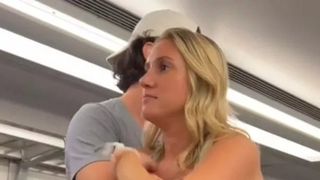 O femeie beată a început să urle la turiștii germani aflați într-un tren din New York, sugerându-le „să iasă din America”