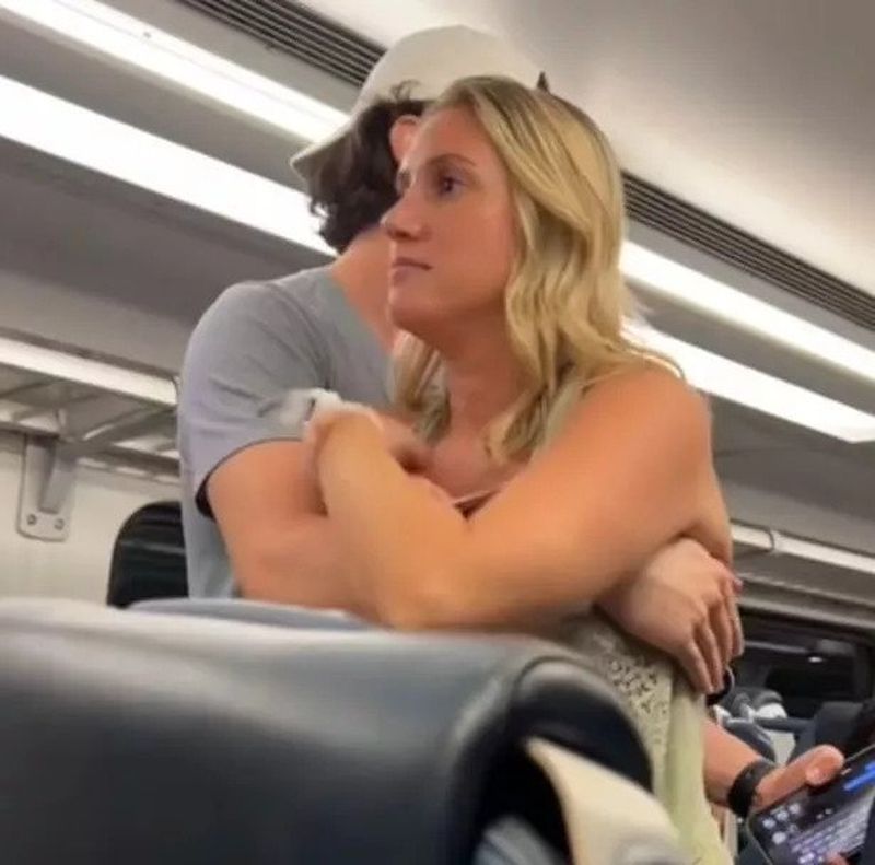 O femeie beată a început să urle la turiștii germani aflați într-un tren din New York, sugerându-le „să iasă din America”