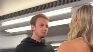 O femeie beată a început să urle la turiștii germani aflați într-un tren din New York, sugerându-le „să iasă din America”