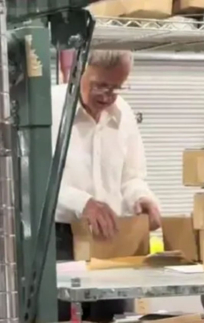 El este angajatul care nu a lipsit niciodată de la muncă. John a primit un cadou de pensionare cu totul bizar. A lucrat 42 de ani în fabrică