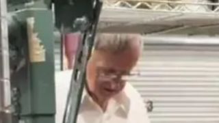 El este angajatul care nu a lipsit niciodată de la muncă. John a primit un cadou de pensionare cu totul bizar. A lucrat 42 de ani în fabrică