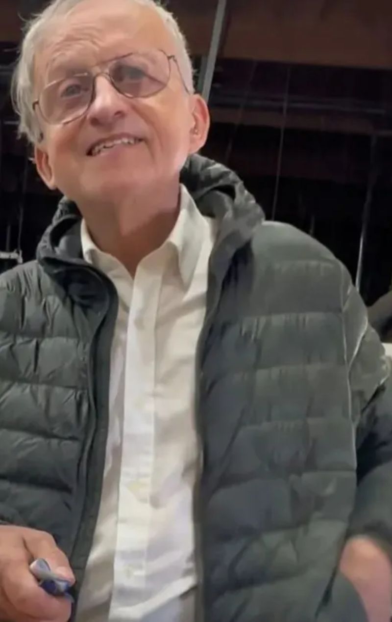 El este angajatul care nu a lipsit niciodată de la muncă. John a primit un cadou de pensionare cu totul bizar. A lucrat 42 de ani în fabrică