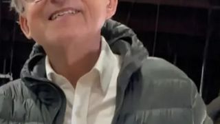 El este angajatul care nu a lipsit niciodată de la muncă. John a primit un cadou de pensionare cu totul bizar. A lucrat 42 de ani în fabrică