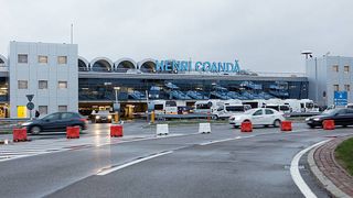 O bunică din V&acirc;lcea s-a ales cu dosar penal după ce a vrut să-și aducă nepoatele &icirc;n Rom&acirc;nia. Femeia a &icirc;ncercat să le introducă &icirc;n țară folosind documentele altor persoane